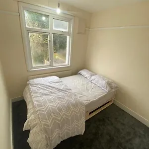 Room- Near London Luton Airport And Close To Restaurants Shops And Dunstable Hospital Guest house Luton (Bedfordshire)
